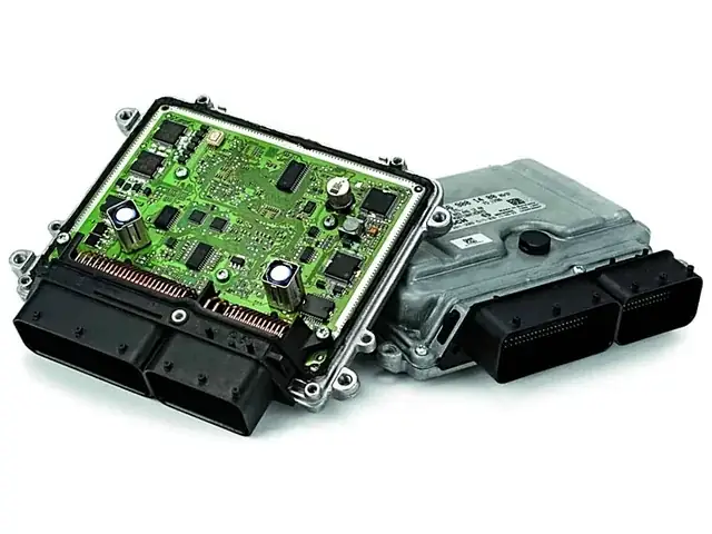 Dos computadoras electrónicas automotrices: una abierta, con su placa de circuito a la vista, y otra con su carcasa de aluminio